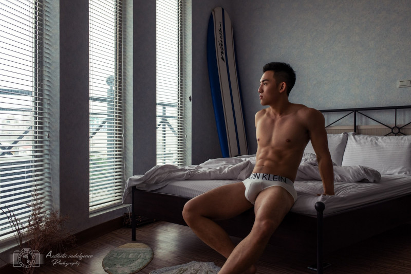 實力派男優季耕，將於《華語AV復興大作戰》中展現即興對戰實力。（SWAG 提供）