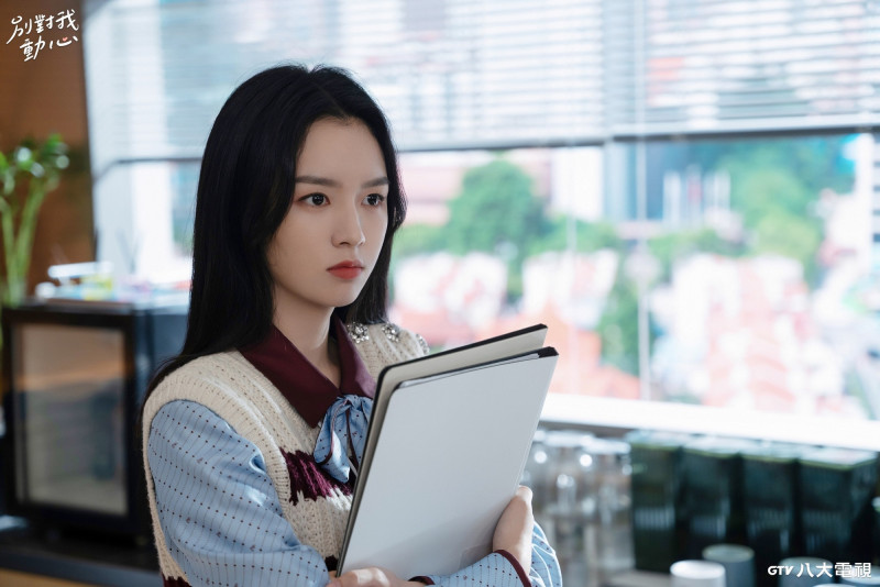 床戲出包！學霸甜抱校花上床 竟「整張塌陷」當場傻眼