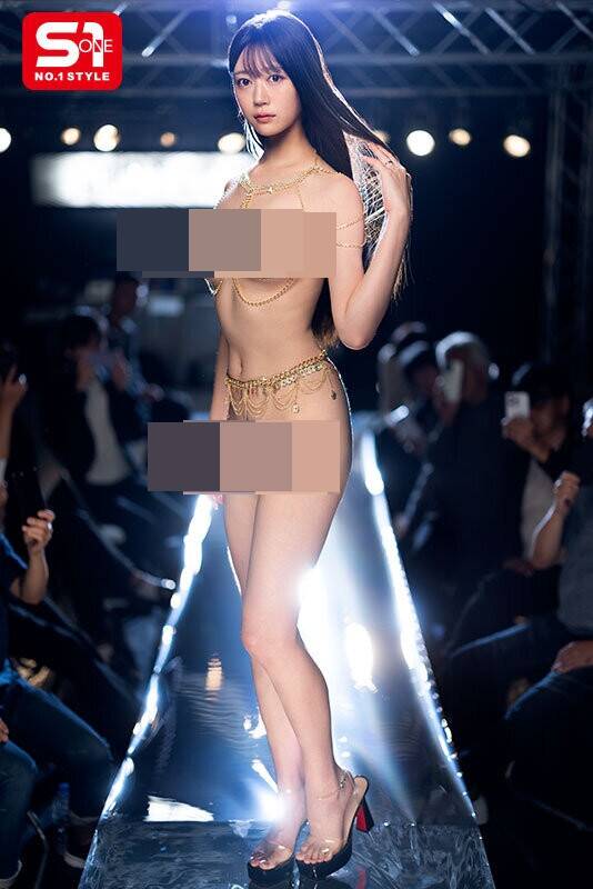 明日葉三葉身高175公分，又有著F罩杯。（翻攝自AVNo1-PLAYNO.1玩樂達人）