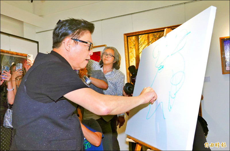 曾國城難得提筆接力作畫。（記者潘少棠攝）