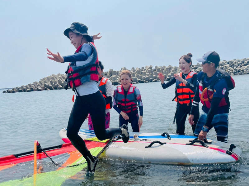 籃籃回老家台南安平曝心聲 啦啦隊女神體驗風帆尖叫連連