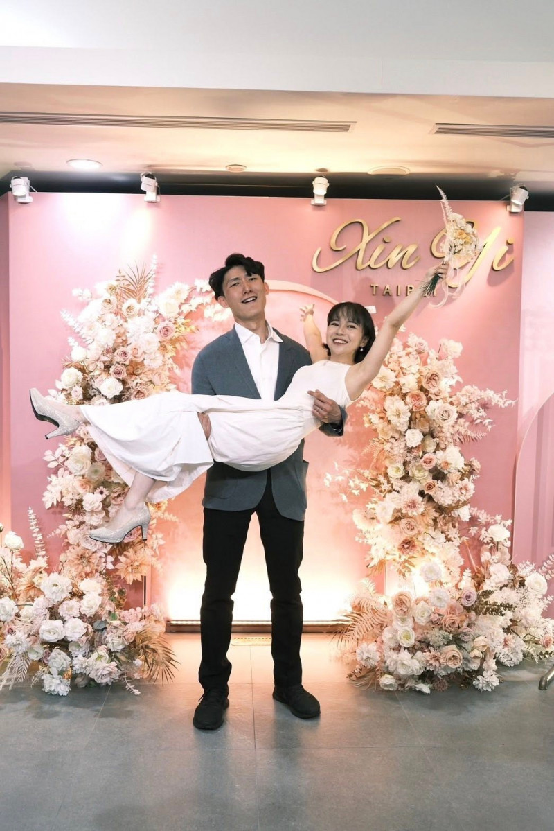 楊月娥女兒菱菱（前）與交往10年的男友小胡終於登記結婚。（翻攝自臉書）