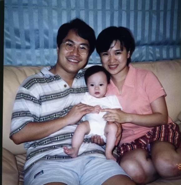 楊月娥（右）回憶起自己當初辛苦撫養大女兒的歲月。（翻攝自臉書）