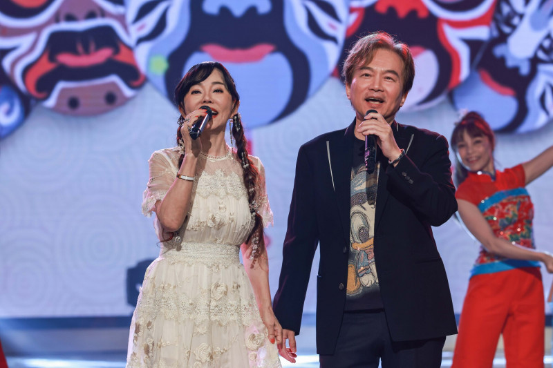 狄鶯（右）、孫鵬隔18年合體開唱。（民視提供）