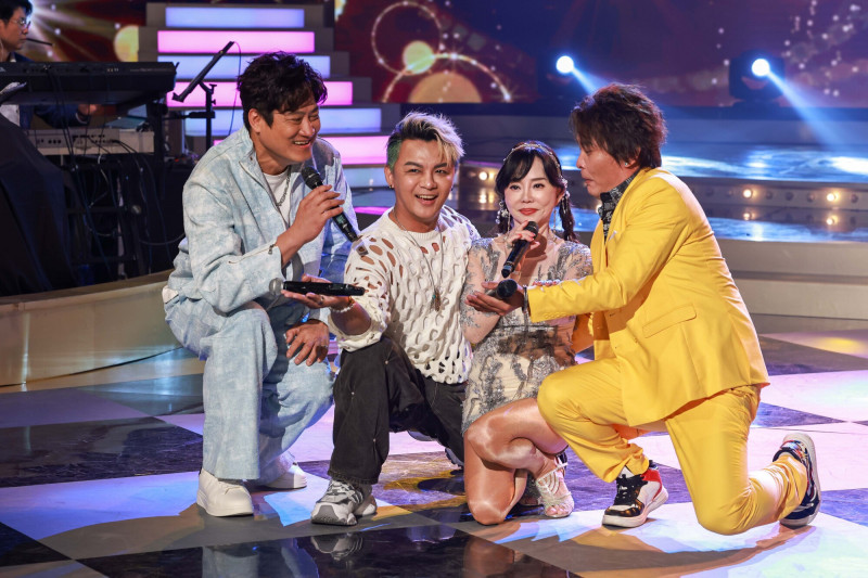 楊哲（左起）、曾瑋中、狄鶯、莊振凱。（民視提供）