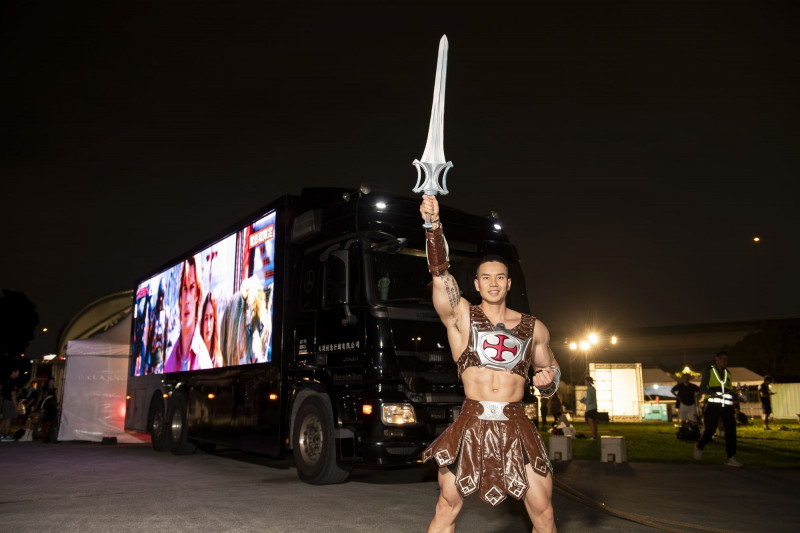 （影）《太空超人》現身搖滾路跑引爆萬人狂歡！大H拉卡車震撼全場