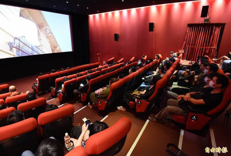 電影院黑漆漆不傷眼？暗中看電影真相曝光 網友狂刷：關鍵差在這