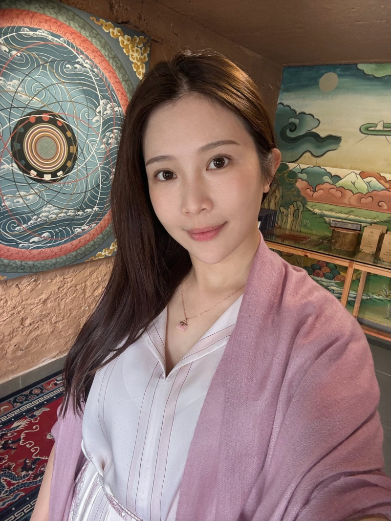 鄭家純開玩笑說自己的兩朵花已凋零。（翻攝自臉書）