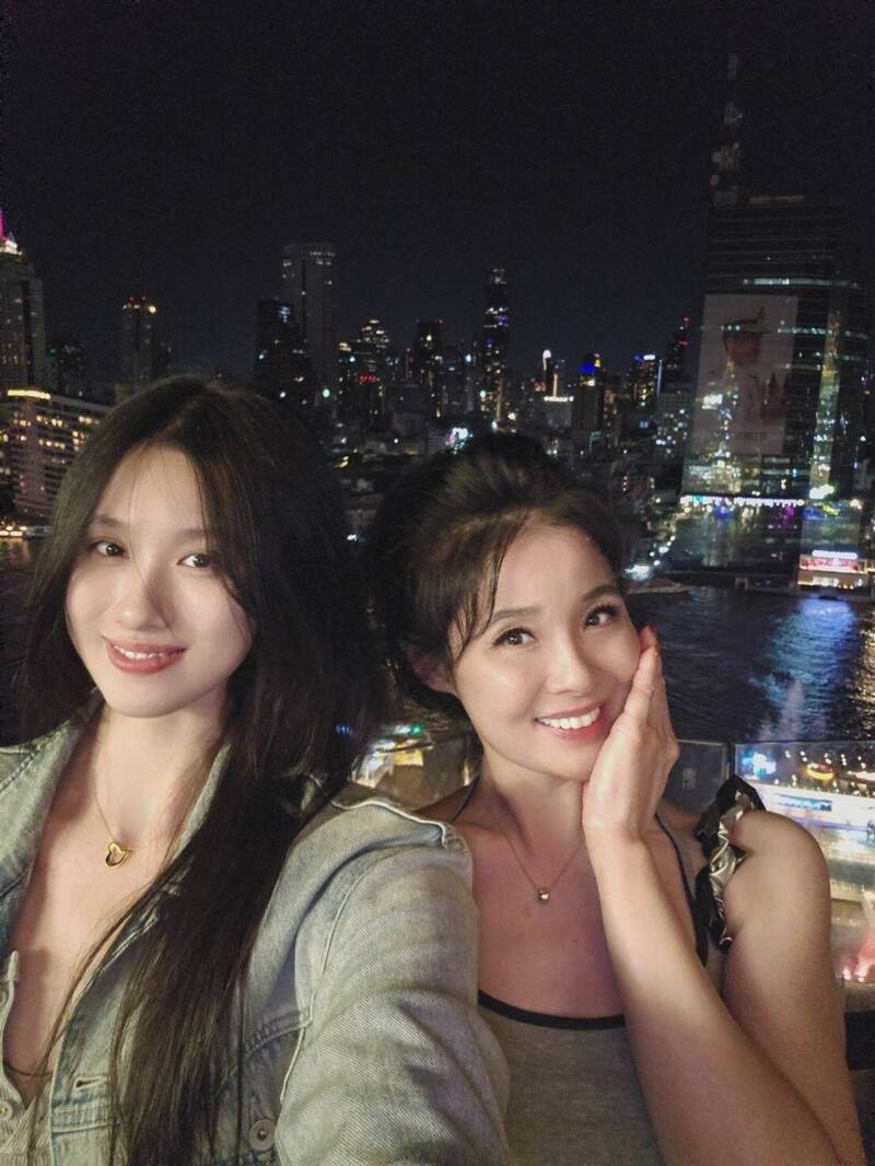 資深媒體人呂文婉（右）愛女不但是學霸，也遺傳了媽媽的美貌和身材。（翻攝自FB）