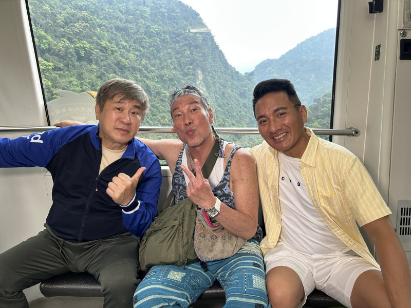 胡瓜（左起）、黃仲崑、民雄相約遊烏來。（下面一位提供）