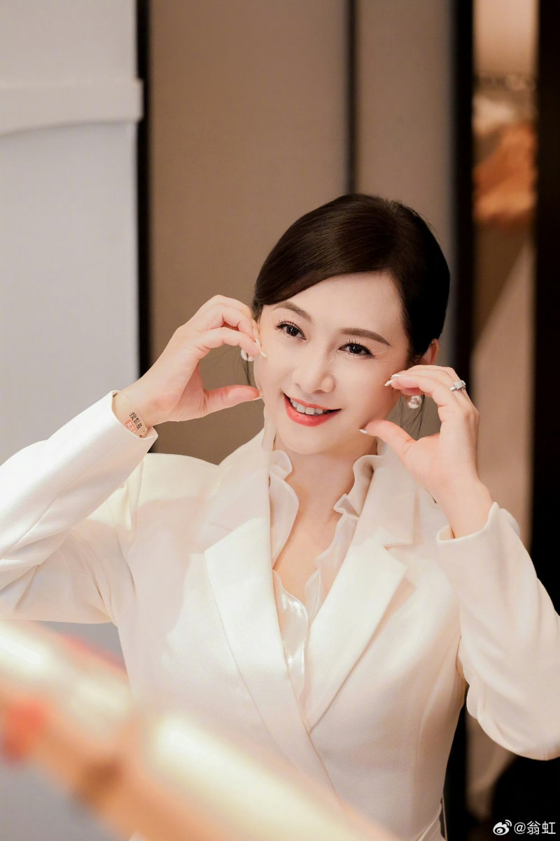 女兒被封「最美星二代」 凍齡女星說重話：演藝圈不差她一個