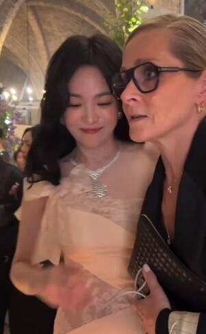 宋慧喬微醺畫面曝光！貼臉撒嬌全被拍 網：離婚後更幸福