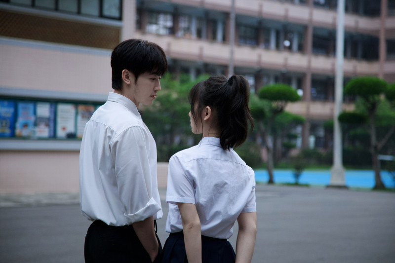 《兩個爸爸》溫蒂長大變超美！ 校園親密緊貼男神...粉紅泡泡溢出