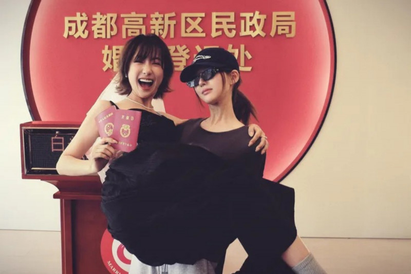 趙露思（右）一把抱起魏笑，來個「新娘抱」，足見好交情。（翻攝自微博）