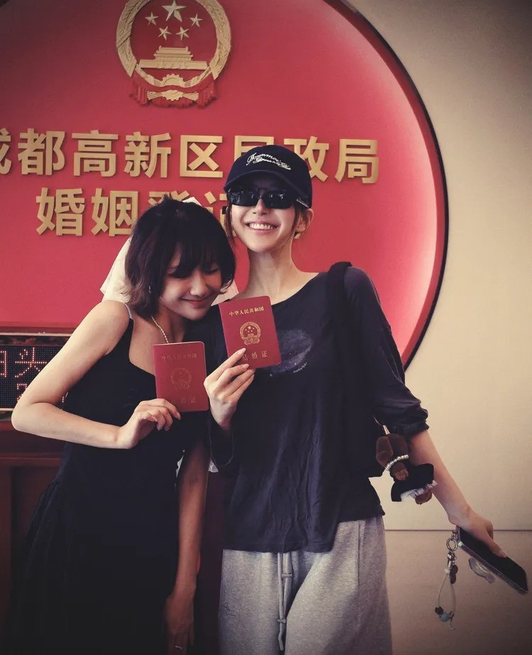 魏笑（左）和趙露思拿著結婚證合照，外界以為她倆結婚了。（翻攝自微博）