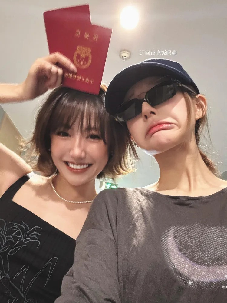 趙露思（右）扮鬼臉完全沒有偶像包袱，圖左為魏笑。（翻攝自微博）