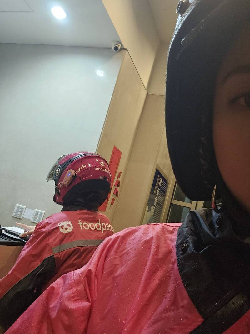 葉欣眉穿雨衣撞衫 好糗被誤認為外送員