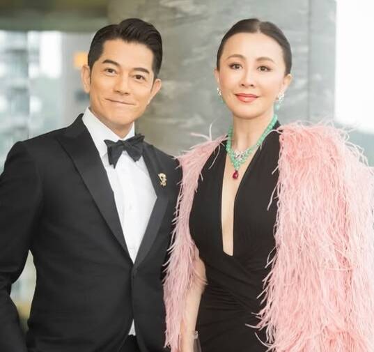 劉嘉玲氣場超強   大膽黑色深V高衩長裙同框郭富城