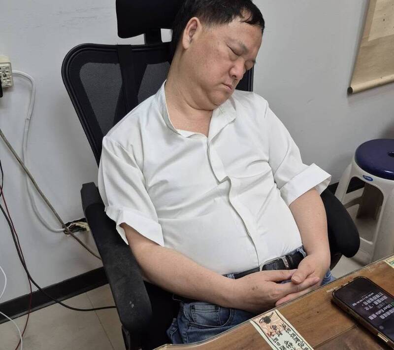 命理師江柏樂被曝光捧肚睡姿  退休時間疑曝光