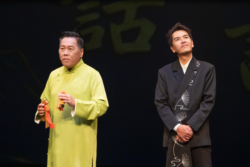 王傳一（右）、朱德剛（左）跨界合作相聲脫口秀《壹加一剛好比三小》。（嚞娛樂提供）