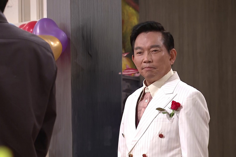 八點檔女神旗袍現身「正到全場窒息」 總經理見色秒變「豬哥」摔個狗吃屎