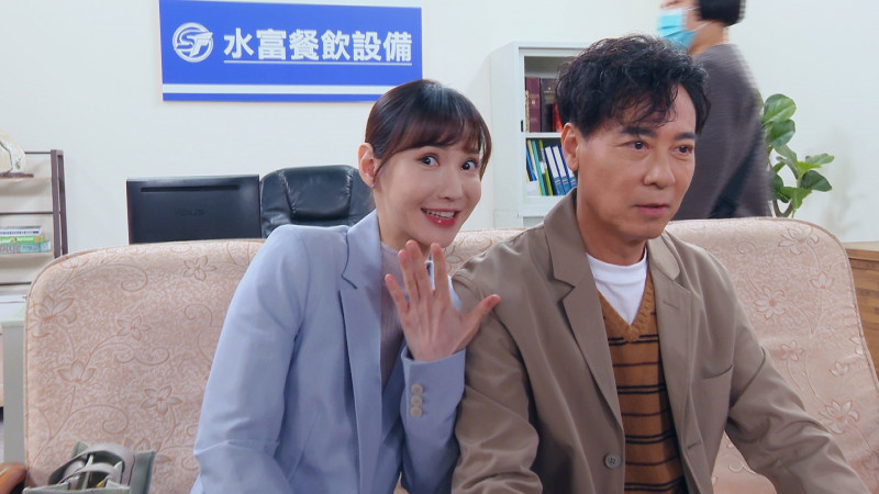 57歲尹昭德凍未條！遭正妹秘書撩到崩潰 臉紅猛擦汗：血壓要飆高了