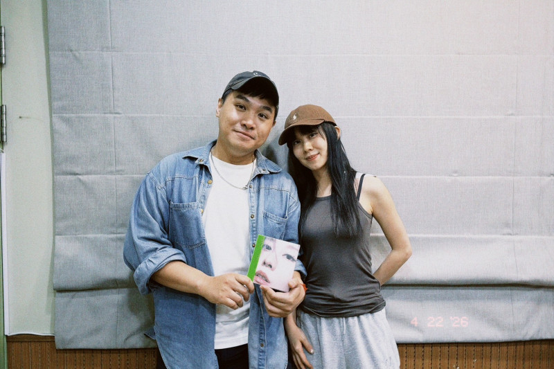 白安（右）和主持人巫巴克談看鬼片的趣味話題。（巫巴克提供）