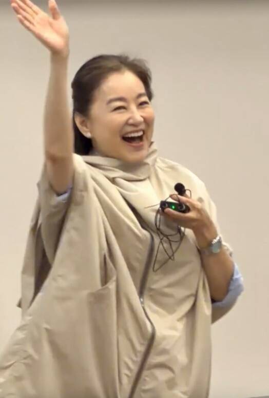 她開心和現場影迷揮手。（香港星島日報）