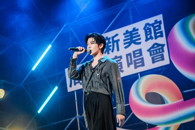 畢書盡歌唱生涯遇大挑戰 宇宙人想辦醜照攝影展