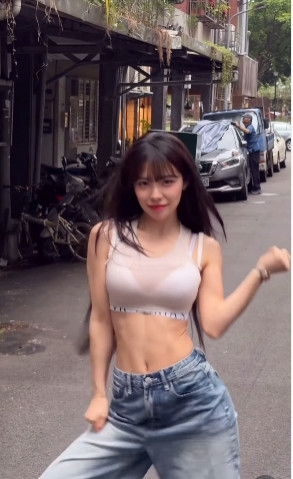 無論李多慧如何熱舞，背後的阿伯就是沒反應。（翻攝自IG）