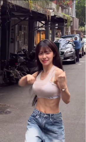 李多慧熱舞，背後阿伯毫無反應，意外歪樓。（翻攝自IG）