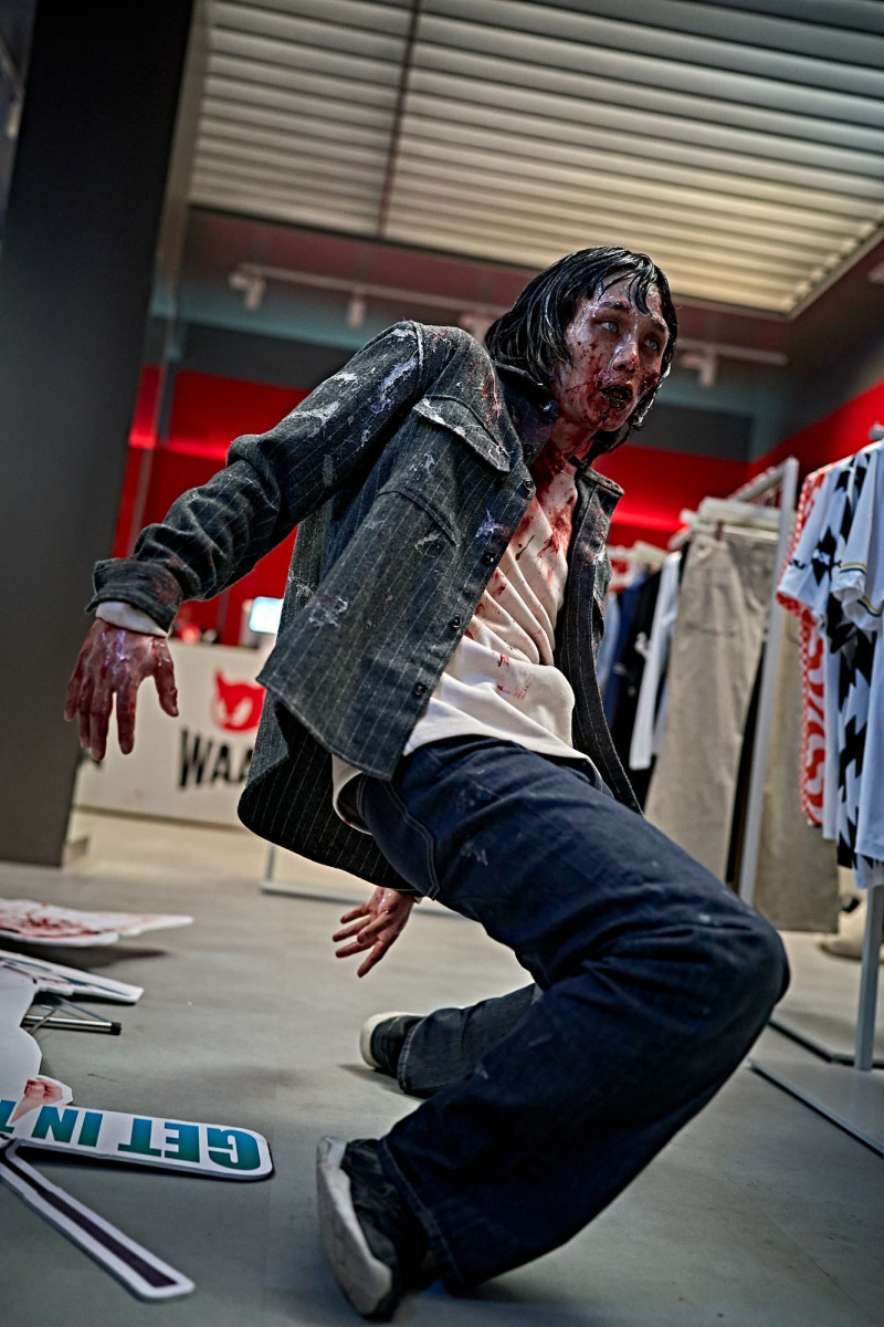 《群體》劇照逼真到嚇人。（翻攝自X）