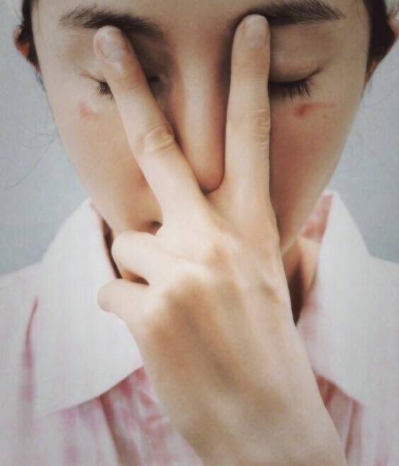 楊冪眼周圍出現紅疤    驚傳毀容意外？