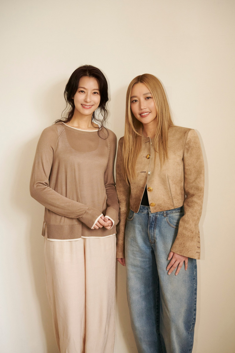 賴雅妍（左）再次參與A-Lin新歌MV演出。（索尼音樂提供）