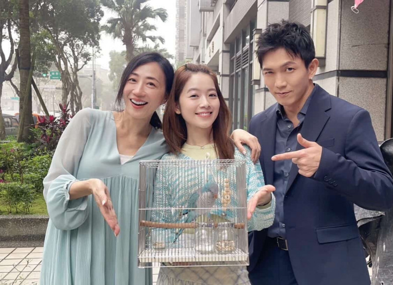 潘奕如（左起）開心樂樂戲中擔任關鍵「媒鳥」，意外牽起黃尚禾、程雅晨在《豆腐媽媽》劇中情緣。（民視提供）