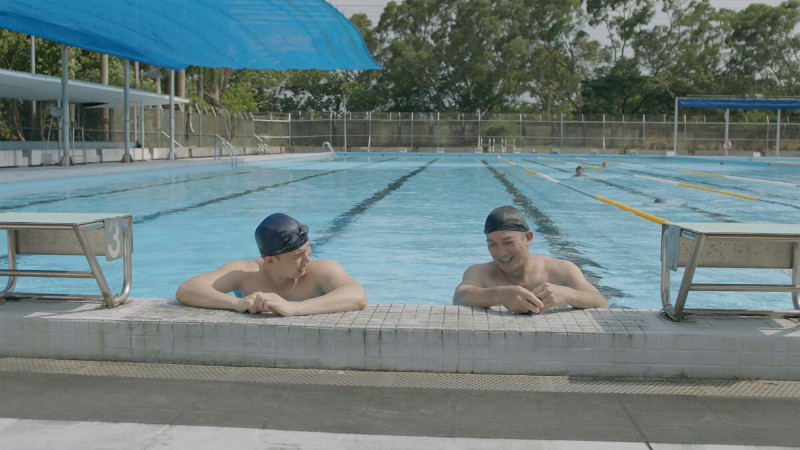 楊鎮（左）在《臥龍好歲月》陪伊正晨泳鍛煉身體。（大愛提供）