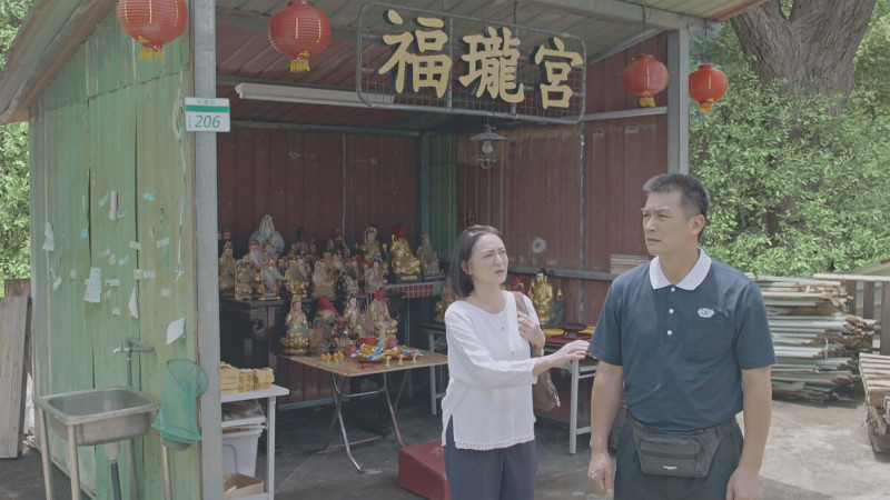 梁家榕（左）在《臥龍好歲月》擔心伊正想使用宮廟舊址來設立環保站，會冒犯到神明。（大愛提供）