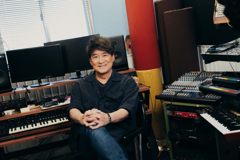 周華健覺得女生在感情方面往往投注更多想像。（滾石提供）