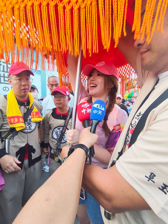 中天主播何織羽大甲媽祖遶境初體驗。（中天電視提供）