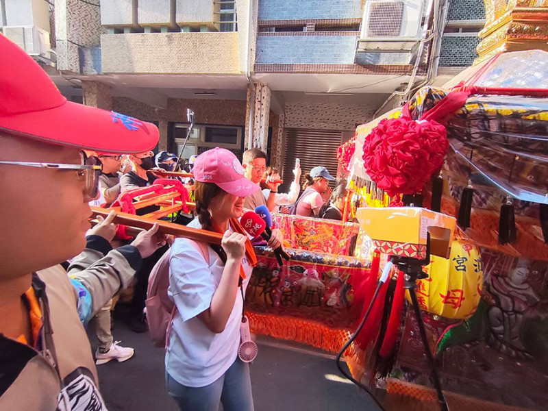 何織羽如願扛轎、鑽轎底超幸運。（中天電視提供）