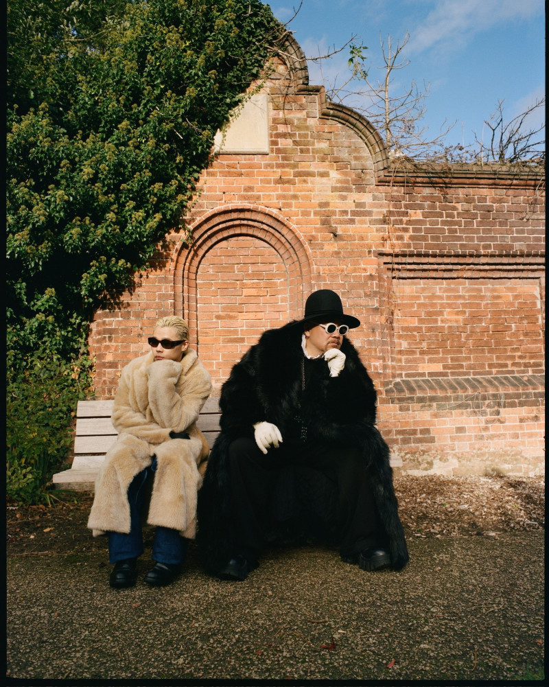 湯令山（左）新專輯歌曲都由知名作詞人黃偉文填詞。（華納音樂提供）