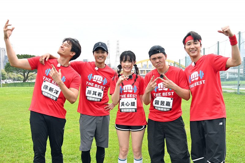紅隊陣容同樣話題十足，左起徐新洋、孫其君、吳心緹、曾昱嘉與江宏傑強勢回歸。（《全城地圖：最強明星隊》提供）