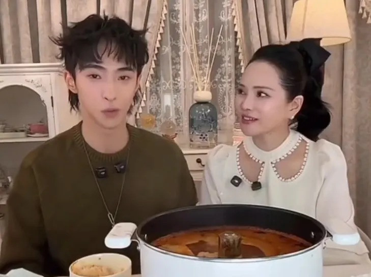 伊能靜（右）和兒子小哈利感情很好。（翻攝自微博）