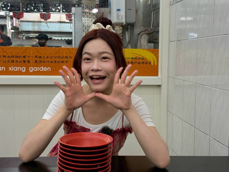 大胃王小慧一個人對抗9個人，吃了17碗鴨肉飯。（民視提供）