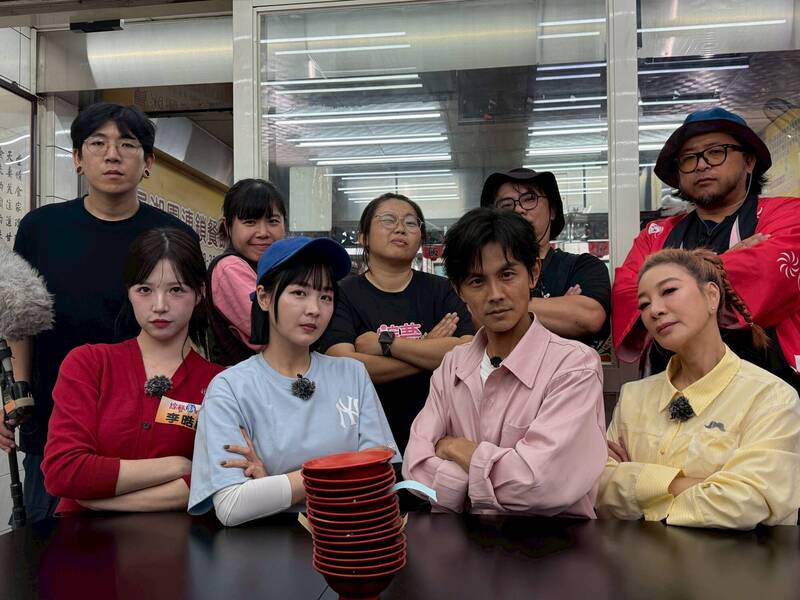 主持群李晧禎（左起）、籃籃、阿翔、楊繡惠加上工作人員，9人組隊對抗大胃王小慧。（民視提供）