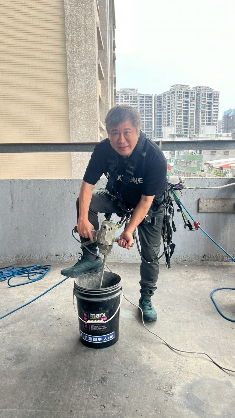 胡瓜操作電動鎚鑽。（下面一位提供）
