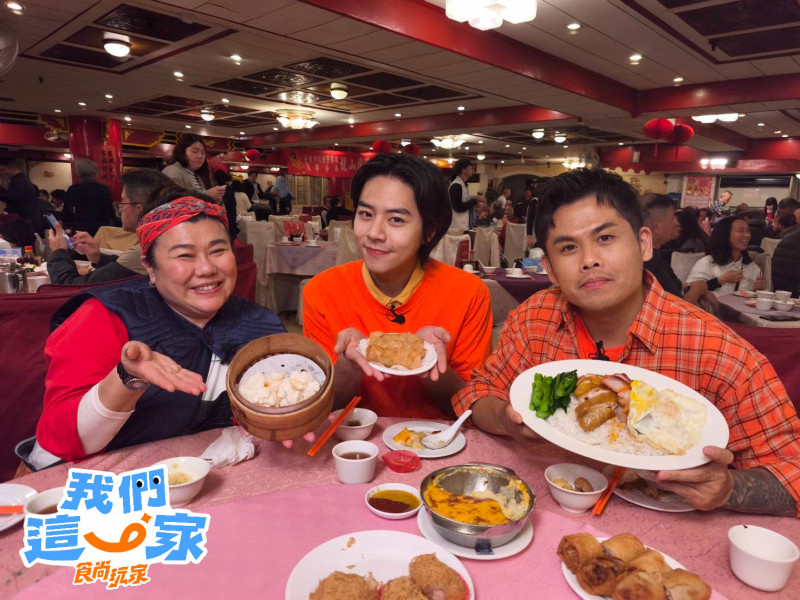 Ozone佳辰（中）公開父母相識的「戀愛基地」。（TVBS提供）