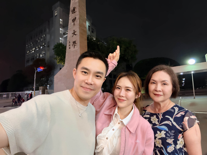 吳申梅香港富商老公Eric來台一起過母親節。（喜上梅梢提供）