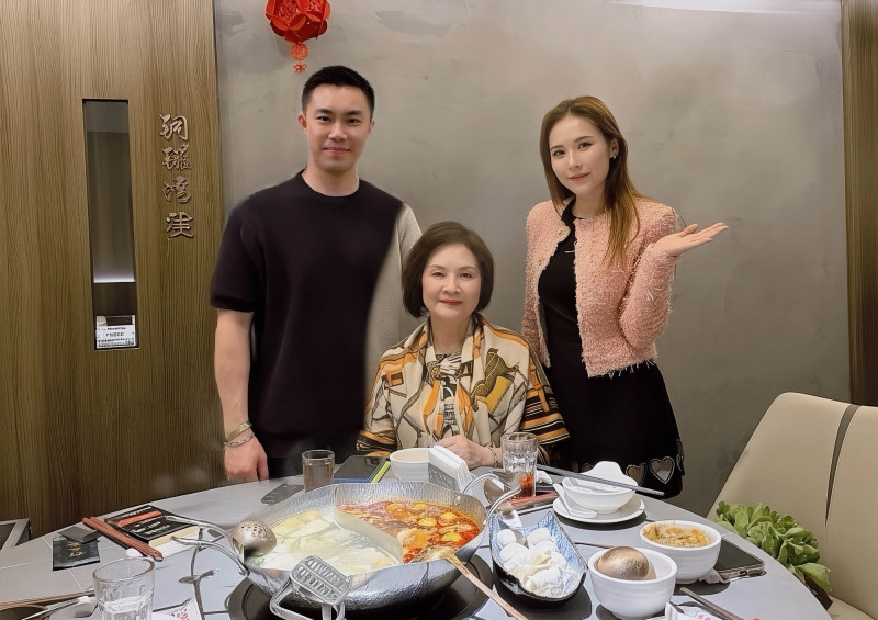 吳申梅香港富商老公Eric來台一起過母親節。（喜上梅梢提供）