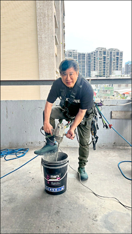 胡瓜咬牙變身蜘蛛人 垂降挑戰外牆工程